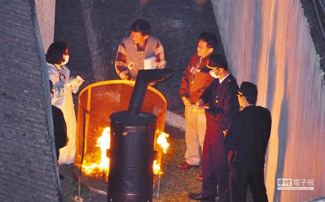 管钟演在2011年3月4日晚枪决伏法，当时遭枪决者还有锺德树等共5人。图为执刑后，看守所管理员与法医等人焚烧纸钱。（中时资料照 陈振堂摄）