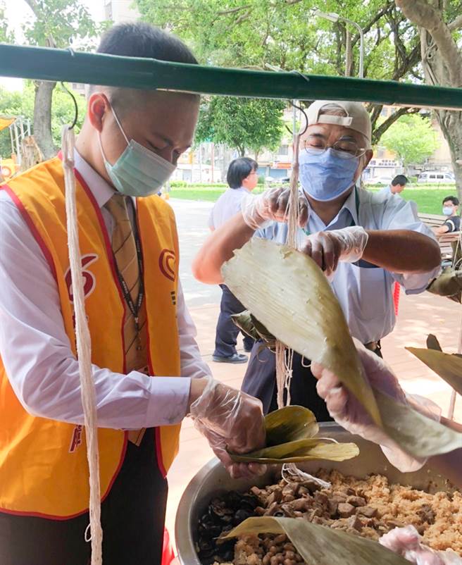 现场叔叔、阿姨热情教学永庆房屋万大店同仁如何包粽！