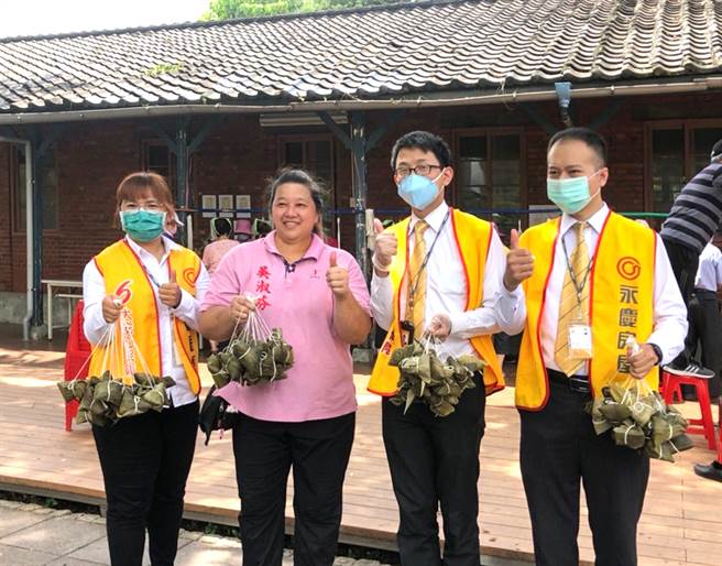 永庆房屋万大店同仁与中正区和平里里长吴淑芬开心包粽！