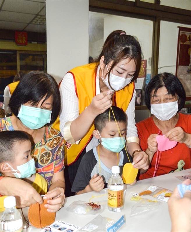 永庆房屋永和中山店同仁变身在地大姐姐陪小朋友一起DIY