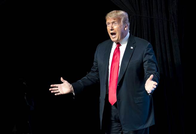 美国民意调查分析网站「FiveThirtyEight」的数据显示，美国总统川普任期内平均净支持率已恶化扩大为-10.5个百分点，是歷任总统之中表现最差，CNN指出，川普要赢得大选，几乎没有胜算。（资料照／美联社）