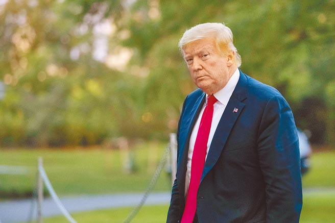 美国总统川普首次承认，因为疫情影响，他可能无法连任。（美联社）