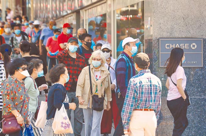 美国新冠确诊数在48州都有上升的趋势。图为纽约市华裔聚集的法拉盛。（美联社）
