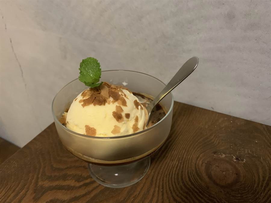 花蓮咖啡店較少見的「Affogato，阿芙佳多」，是由一杯濃縮搭配一球義式冰淇淋組成，為了提升口感，Jenny特別加入巧克力脆片。（羅亦晽攝）