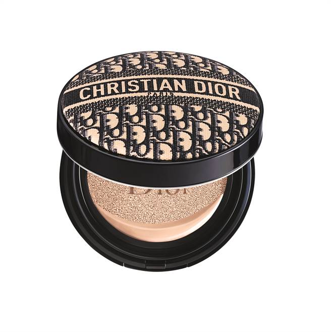 迪奥超完美柔雾光气垫粉饼经典缇花版NT2,500元。（图／品牌提供）