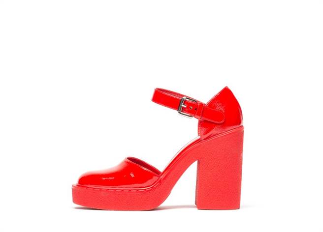 PRADA早秋新款紅色高跟鞋，未訂價。（PRADA提供）
