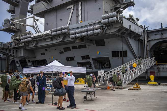 「罗斯福」号（USS Theodore Roosevelt，CVN-71）航母4月一度因为新冠肺炎疫情严重而停靠关岛，让大批官兵下舰，图为官兵结束隔离检疫，两度检测阴性后，5月1日准备上舰的画面。（美国海军）