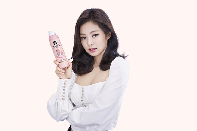 BLACKPINK Jennie，以「完美造型精油泡泡」打造韩系自然丰盈的卷翘造型。（图／品牌提供）