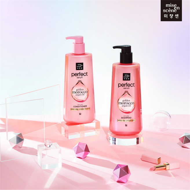 完美造型持久洗髮精和完美造型持久润髮乳。（图／品牌提供）