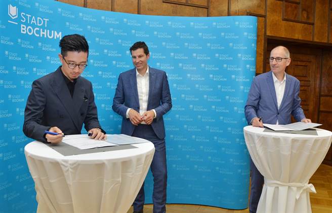 台灣指揮家莊東杰（左起）日前和波鴻市長、文化局長簽署合約，正式擔任德國波鴻交響樂團音樂總監。（莊東杰提供）