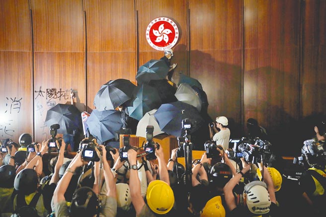 大陸強推港版「國安法」引發港人擔憂，今年香港七一遊行將屆，港警嚴陣以待。圖為去年遊行時，部分示威者占領香港立法會大樓。（美聯社）