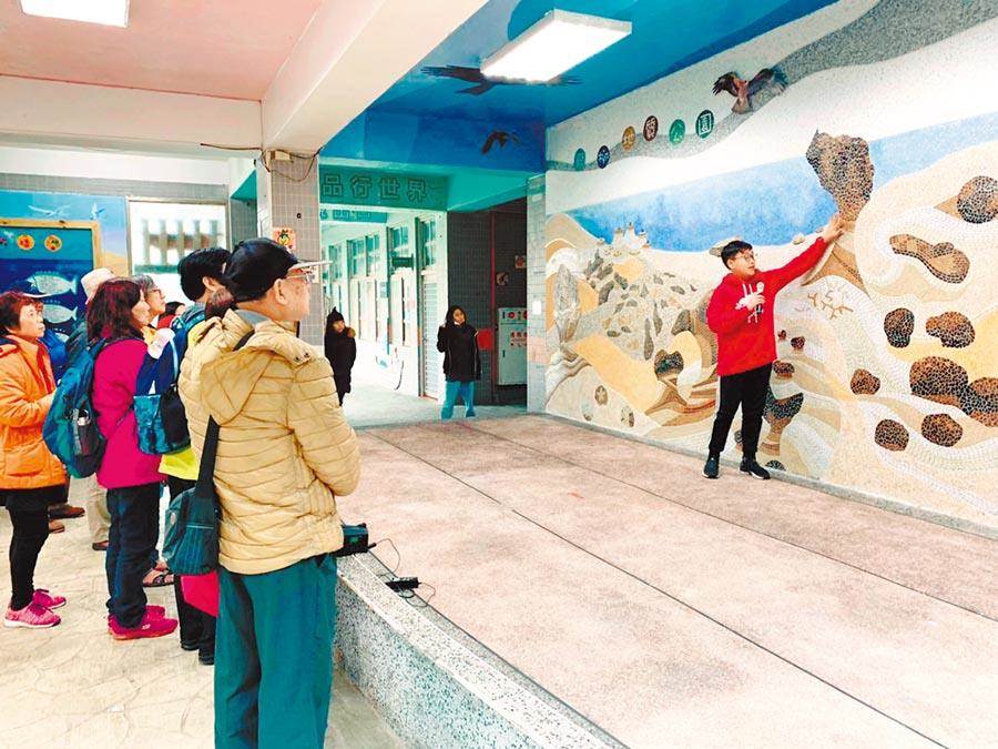 野柳國小學童在「野柳地質牆」替民眾解說地質公園特色。（新北市野柳國小提供／張睿廷新北傳真）