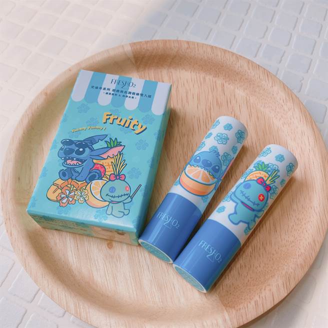 盛夏凤梨为甜嫩凤梨味，热带水果为清新水果味，pH值自动感应换色，打造自我风格唇色。（图／邱映慈摄影）
