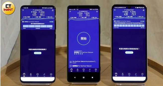 （共享頻寬實測）Galaxy S20 Ultra（左）和V60 ThinQ（右）這2支手機都搶到435Mbps以上的頻寬，下載速度明顯變快。（圖／馬景平攝）
