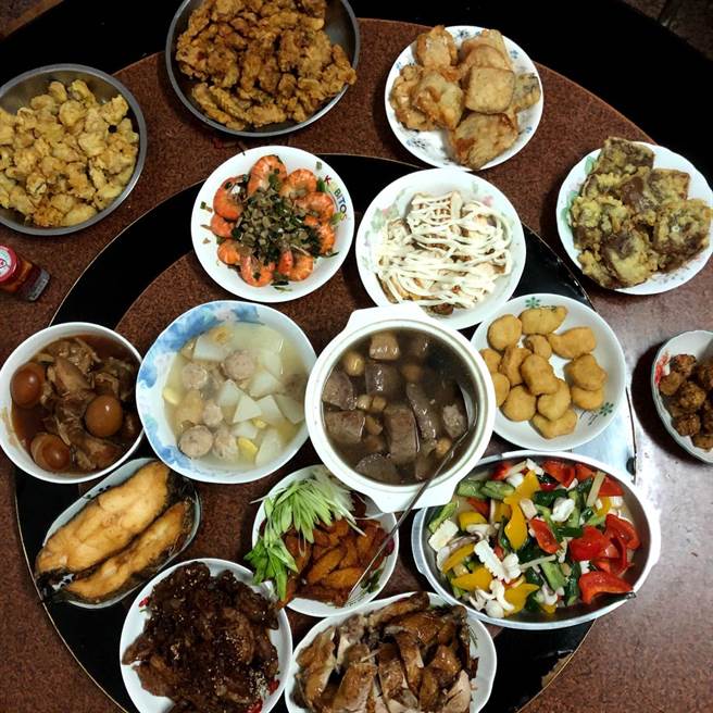 阿嬷煮了15菜+佛跳墙，让原PO吃到崩溃 (图／PTT)