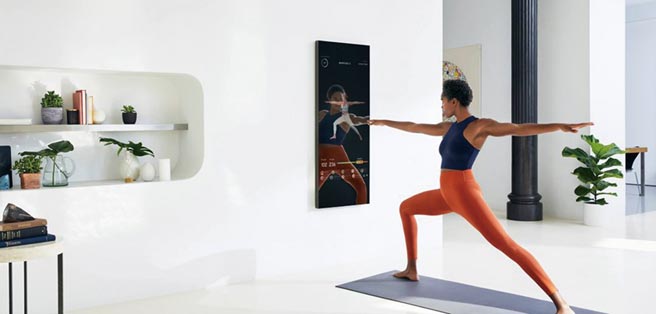 Mirror以近1,500美元的高科技鏡子搭配App，客戶可取得直播或隨選互動健身課程。圖／取自公司官網