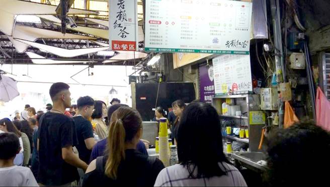 台中第二市场人气红茶大排长龙。(照片/游定刚 拍摄)