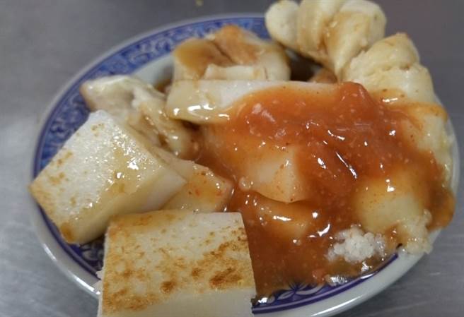 市场内人气萝卜糕、芋煎口感滑嫩。(照片/游定刚 拍摄)