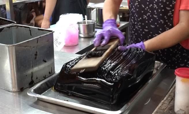 老板娘高龄86岁母亲自制刮仙草器具相当方便。(照片/游定刚 拍摄)