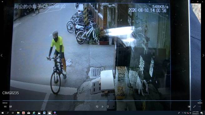 台南市新化区吴姓民眾脚踏车2周前失窃，警员郑莛宥及林芷玄积极调阅路口监视器锲而不舍抽丝剥茧找回失车。（台南市新化警分局提供／刘秀芬台南传真）