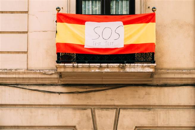 看完谜片很想要！男强脱母亲裤子 她「抓鸟」爬阳台求救(示意图/达志影像)