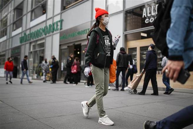 美国新冠肺炎狂烧，却有大学生举办新冠趴，还表示最先确诊者可拿奖金 (图为美国民眾为防疫情，上街戴口罩／美联社)