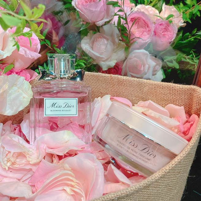 「花漾迪奧香體蜜粉」粉盒很精緻，和Miss Dior香水放在梳妝台上就是種視覺享受。（圖／邱映慈攝影）
