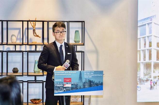 前英国驻港领事馆职员被大陆公安指控嫖妓后，向英国政府寻求政治庇护获准。他自称遭到大陆公安刑求后被迫认罪。（图／郑文杰脸书）