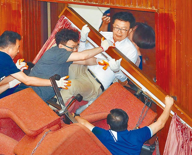 国民党立院党团28日突袭立法院，抢占立院议场，破坏门锁和玻璃门，文化局将调查损毁程度。（本报资料照片）