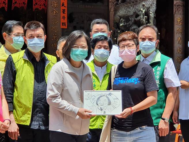 蔡英文總統今（3日）上午10時許前往新北市深坑老街視察。（葉書宏攝）