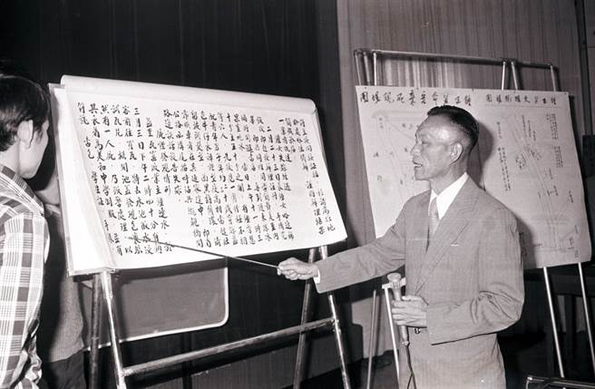 屏东美和中学女生锺女命案，经专案小组286天侦查，孔令晟听取破案报告。(中时资料照)