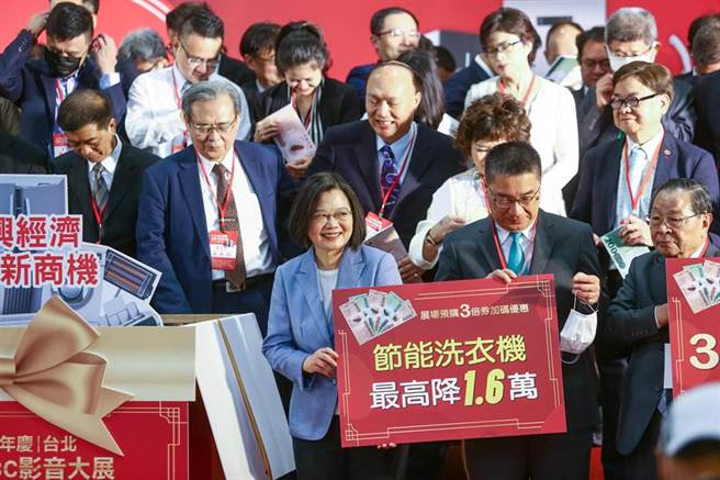 蔡英文總統（中）3日出席第30屆台北電器空調3C影音大展開幕記者會，並說明三倍券已開始開放預訂，很多廠商也都推出各種加碼優惠，希望大家一起加強振興的力道，刺激消費，刺激買氣，讓台灣每一個產業都能用最快的速度恢復元氣。（鄧博仁攝）