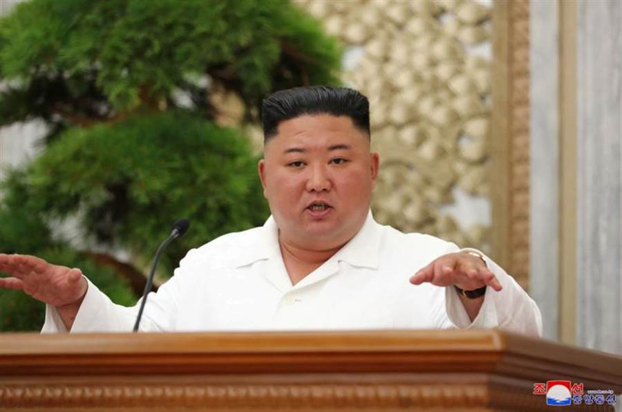 隨著鄰近的大陸與南韓等國再傳新一波疫情，北韓最高領導人金正恩罕見現身，呼籲第一線防疫人員提高警惕，防範新冠病毒入境北韓。 （美聯社）