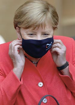 籲歐盟各國迅速通過5千億歐元紓困基金 梅克爾公開場合 首度戴口罩