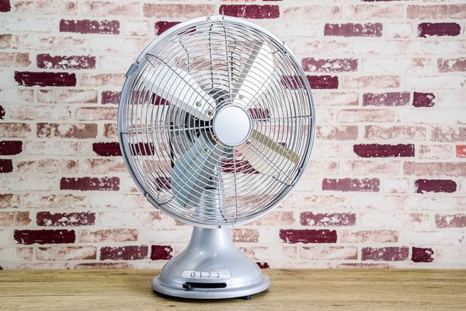 桌扇要价5千4他喊贵 过来人曝：这能用40年(示意图/达志影像)