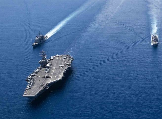 美国「雷根」号（USS Ronald Reagan，CVN76）航母战斗群巡航南海的资料照。（美国海军）