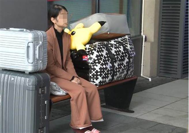 女子坐在长椅除了上厕所几乎不动(图取自/风闻新闻)