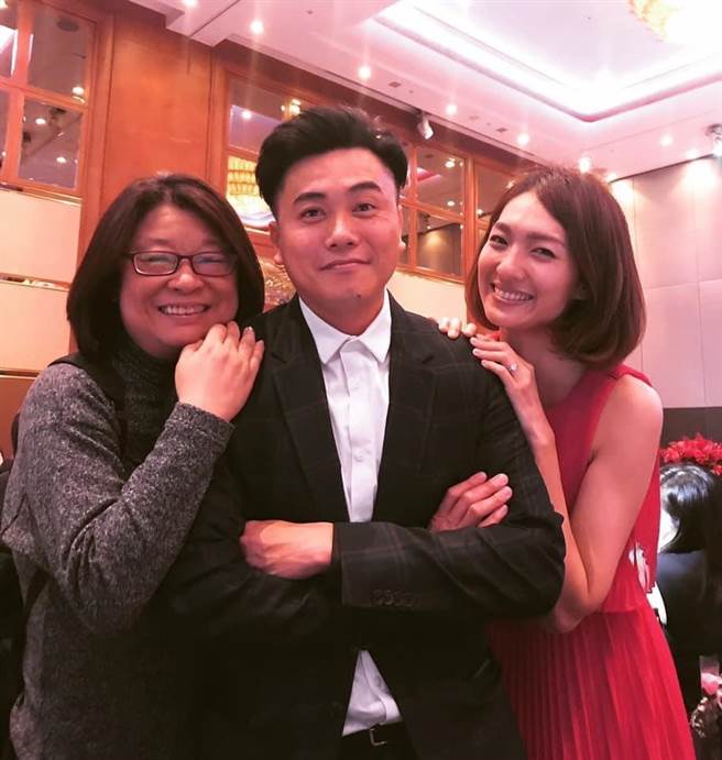 導演楊冠玉（左起）曾參加吳建新和紀文蕙的婚禮。（取自臉書）