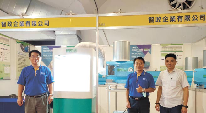 智政總經理陳志遠（左）與南區經銷商一同在現場介紹最新款－智政OPPTech OT油霧回收空氣清淨機。圖／陳逸格
