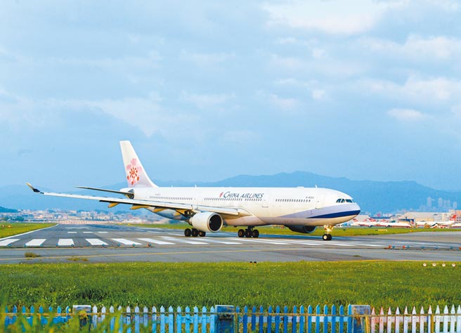 一架空中巴士A330自上海浦東抵松山機場時，著陸瞬間3套電腦系統、自動剎車同時失靈，只差9.1公尺就衝出跑道。圖為A330客機。（本報資料照片）