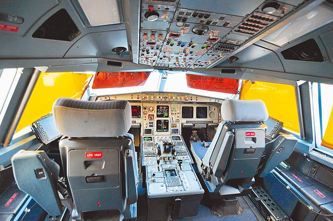 電腦系統異常，機師改以人工剎車進行減速，飛機急剎成功。圖為A330駕駛艙示意圖。（摘自維基百科）