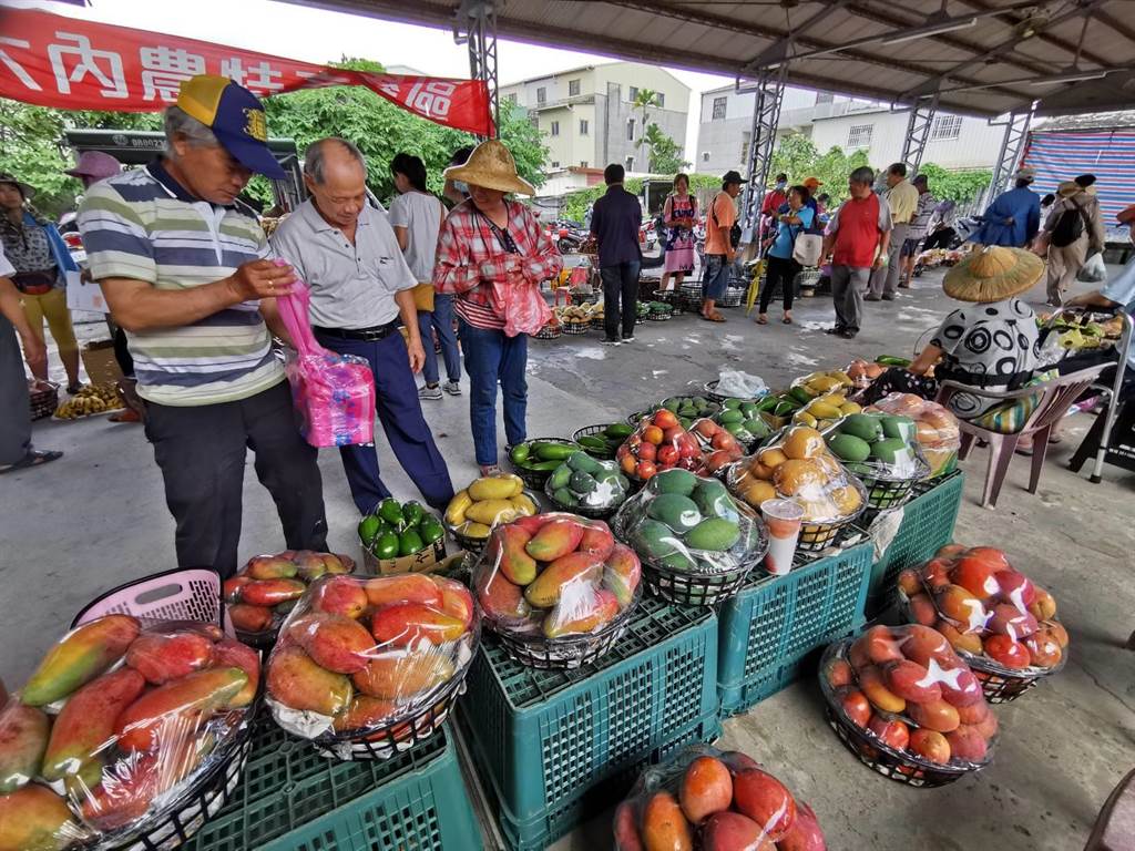 台南國際芒果節活動5日在大內區青果市場舉行，吸引許多人潮，近年山區交通便利，大內青果市場功能弱化，難得舉辦活動才有民眾光顧。（莊曜聰攝）