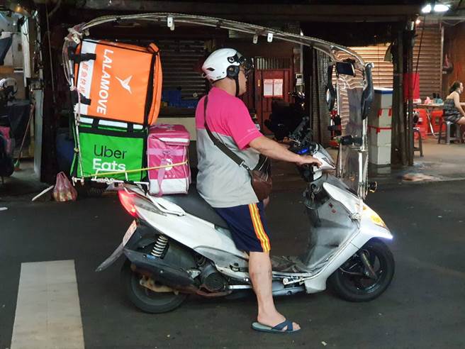 网友目击「劈腿外送员」已升级至三个外送平台了。（照片/《我是北投人》粉丝团 授权提供）