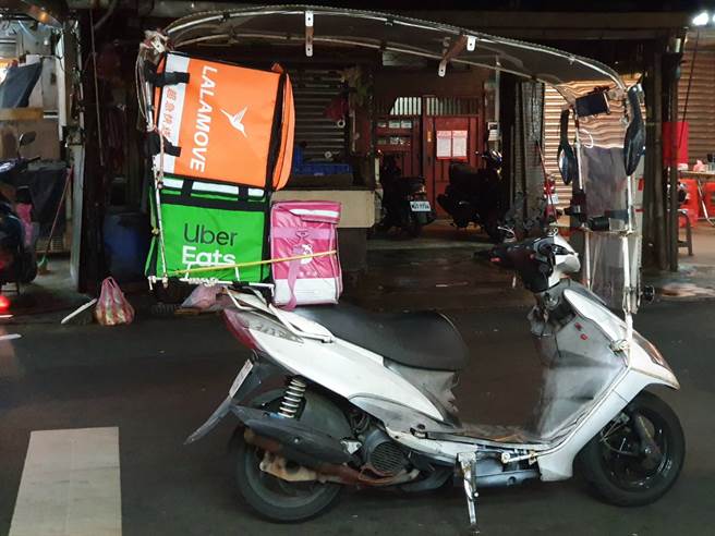 三个外送平台箱同时放摩托车上，十分吸引目光。（照片/《我是北投人》粉丝团 授权提供）