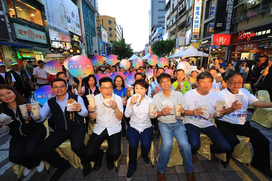 台中市長盧秀燕一口珍奶、一口雞排，稱讚台中雞排、珍奶最好吃。（盧金足攝）