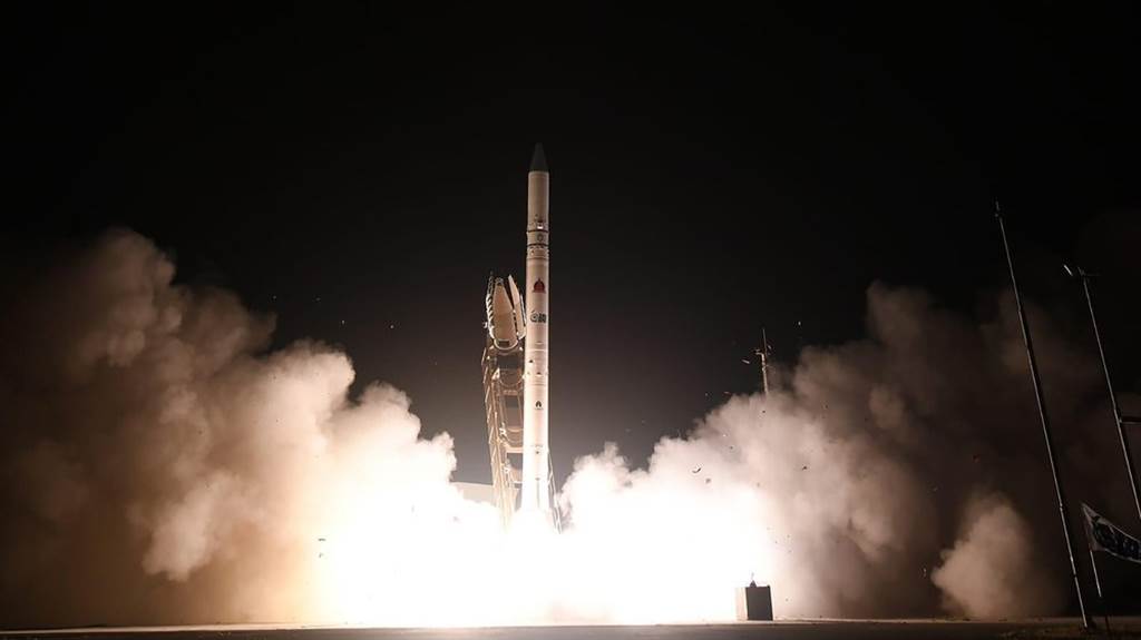 以色列當地時間星期一清晨4點，從帕勒馬希姆空軍基地(Palmachim AFB)發射，由以色列自製的沙維特火箭，發射「Ofek 16」間諜衛星。(圖/美聯社)
