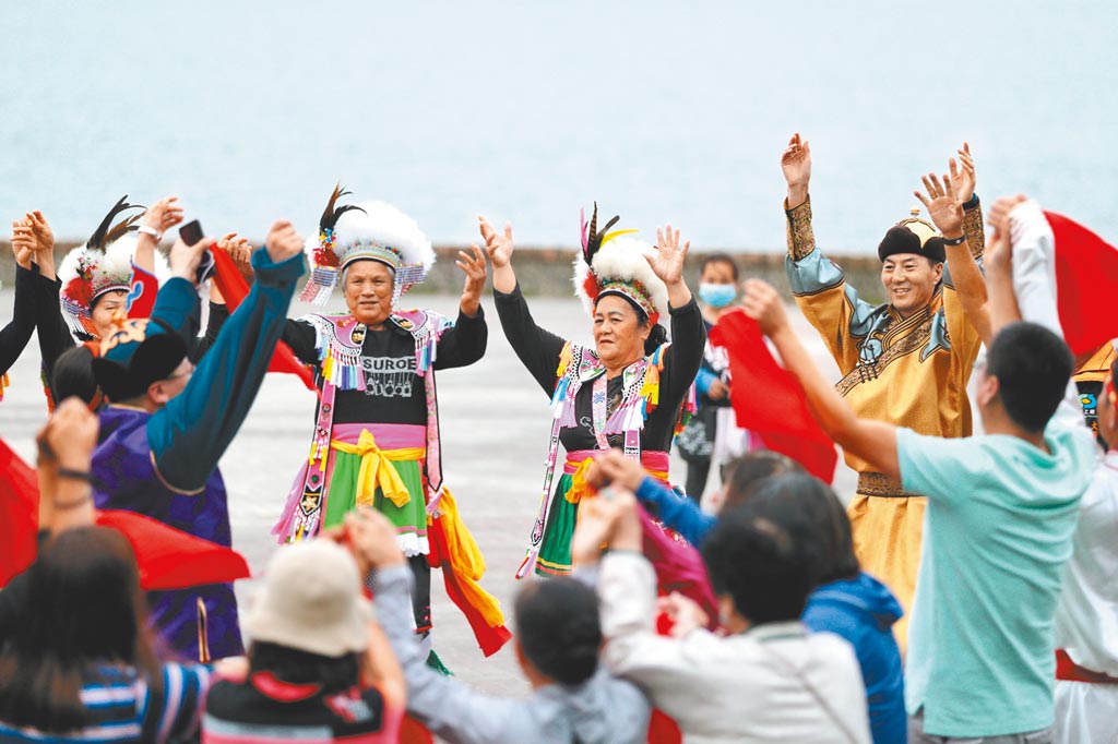 2019年10月19日，內蒙古民間文化交流團來到台東縣池上鄉，與阿美人進行歌舞交流。（中新社）