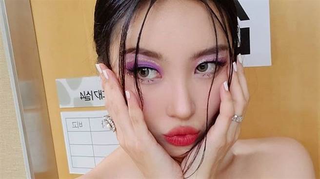 宣美洋装领口超低！背带移开秒现「深沟半球」（图／IG@miyayeah）