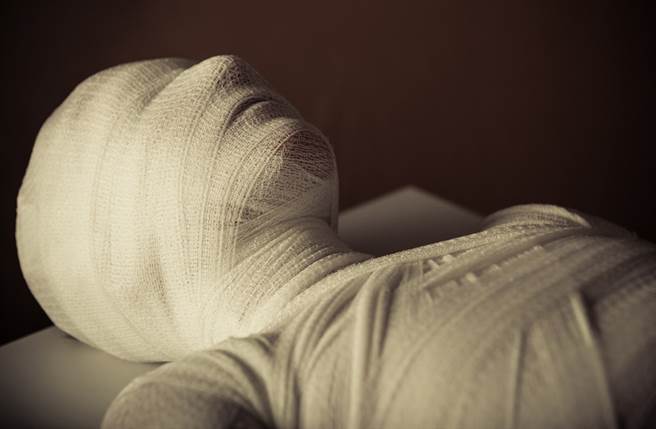 基隆一名热爱教学的女老师竟然缺课了，最后被发现遭人勒毙倒卧家中，还用透明胶带綑绑，宛如木乃伊。（示意图，达志影像/shutterstock提供）