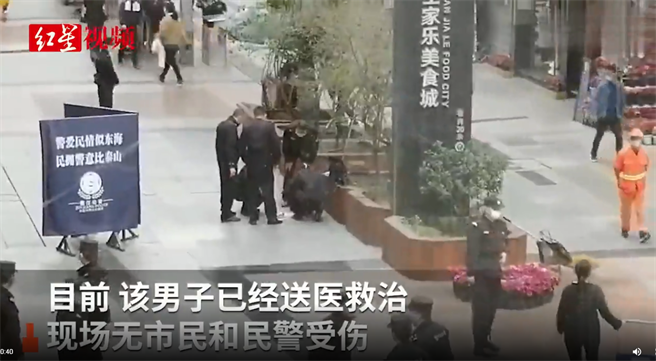 江苏省淮安市2兄弟砍死警员并当街挥舞菜刀遭警方开枪制服。（图／网友拍摄视频截图）